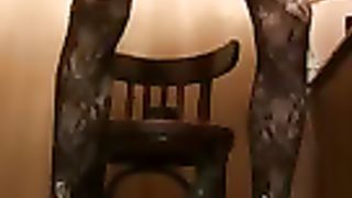 Транс в коже и чулках испытывает свою задницу огромным чёрным дилдо