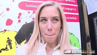 Белобрысая худышка кончила от публичного секса с фистингом