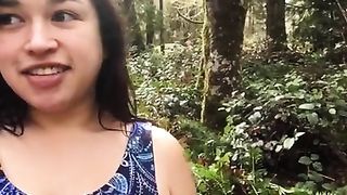 Полная девушка в татушках дрочит в лесу