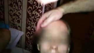 Тёлка в чулках сосёт члены и трахается раком