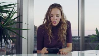 Милая русская девушка с длинными волосами получает кунилингус под столом и мастурбирует