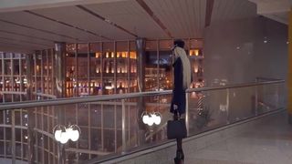 Стройная белоруска на камеру ходит по городу на высоких каблуках