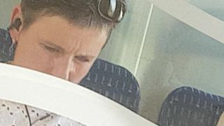 Парень в поезде с помощью скрытой камеры снимает под юбкой у бабушки