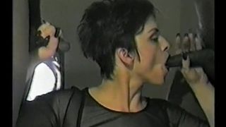 Сисястая жена при муже сосёт большие члены негров и ебётся с ними во влагалище