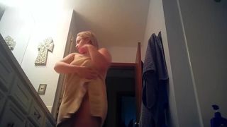 Снятое скрытой камерой видео с переодеванием жирной тёлки перед зеркалом