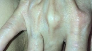 Волосатый муж ебёт зрелую супругу пальцами и даёт ей в рот