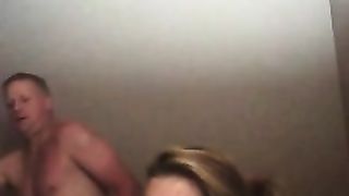 Домашняя порнуха супругов с трахом жирной жены на кровати раком