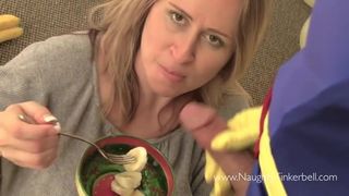 Мужик помочился беременной бабе в рот и изнасиловал её в попу бананом и членом