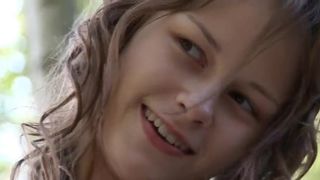 Молоденькая девушка отсасывает хер одногруппнику в парке