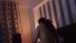 Грузинка ебется на кровати с туристом в номере отеля